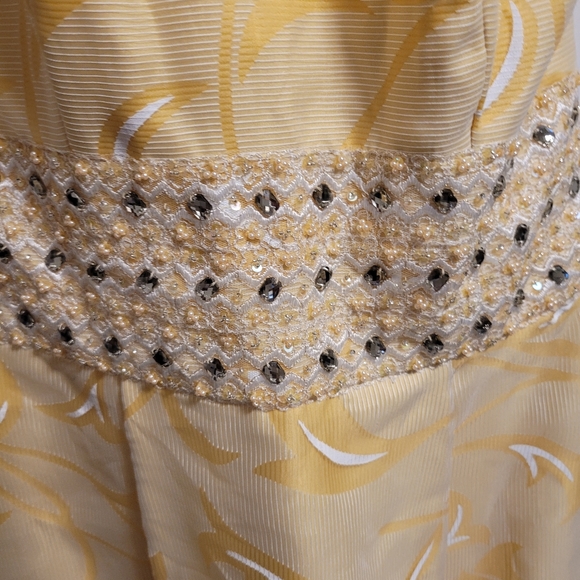 Bridesmaid/ prom/ formal Tea length. Fits like Size 6. Can be altered. - Picture 2 of 4